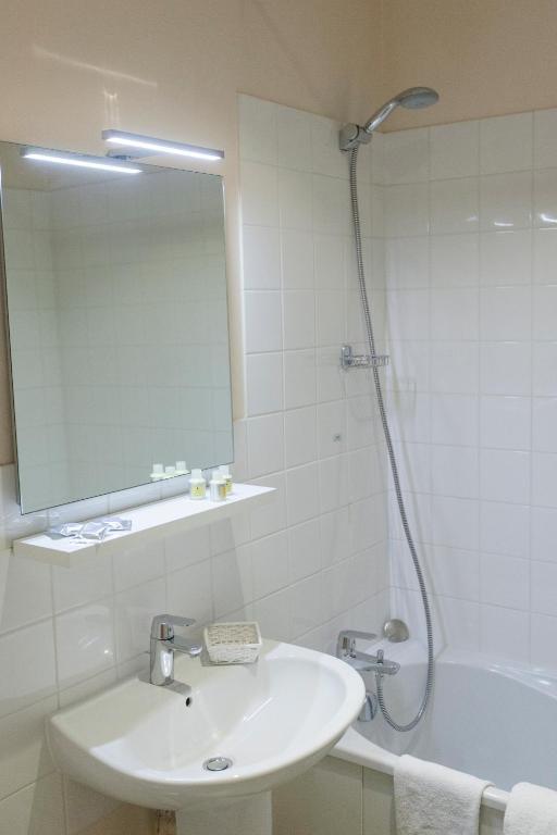Le Corbeau Hotell Auxonne Rom bilde
